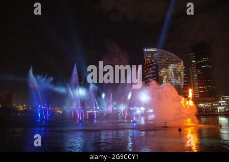 IMAGINE in Dubai Festival City est un spectacle de lumière, de feu d'eau et de magie qui capture l'imagination de chidlren et des adultes. Dubaï, Émirats arabes Unis. Banque D'Images