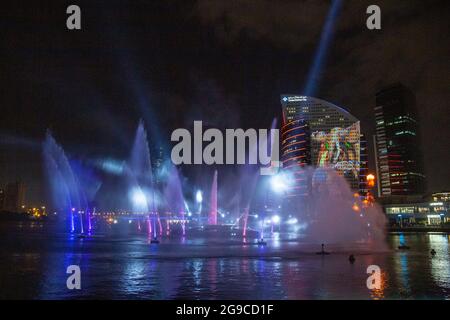 IMAGINE in Dubai Festival City est un spectacle de lumière, de feu d'eau et de magie qui capture l'imagination de chidlren et des adultes. Dubaï, Émirats arabes Unis. Banque D'Images