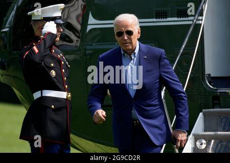 Washington, États-Unis. 25 juillet 2021. Le président américain Joe Biden marche sur la pelouse sud de la Maison Blanche à son retour à Washington du Delaware le 25 juillet 2021. Photo par Yuri Gripas/Pool/Sipa USA crédit: SIPA USA/Alay Live News Banque D'Images