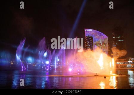 IMAGINE in Dubai Festival City est un spectacle de lumière, de feu d'eau et de magie qui capture l'imagination de chidlren et des adultes. Dubaï, Émirats arabes Unis. Banque D'Images