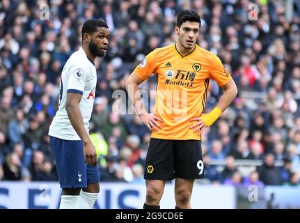 LONDRES, ANGLETERRE - 1er mars 2020 : Japhet Tanganga de Tottenham et Raul Jimenez de Wolverhampton photographiés lors du match de la première ligue 2020/21 entre Tottenham Hotspur FC et Wolverhampton FC au stade Tottenham Hotspur. Banque D'Images