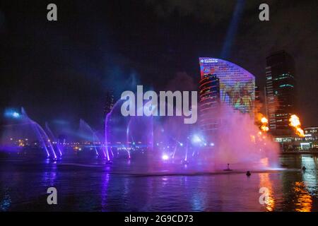 IMAGINE in Dubai Festival City est un spectacle de lumière, de feu d'eau et de magie qui capture l'imagination de chidlren et des adultes. Dubaï, Émirats arabes Unis. Banque D'Images