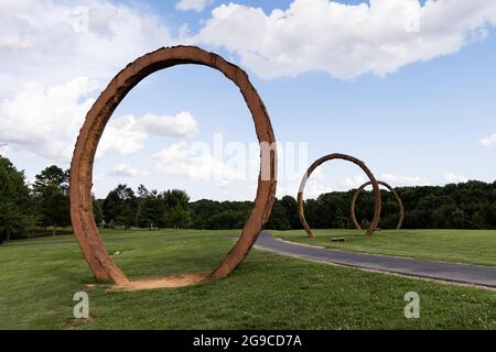 Gyre par Thomas Sayre au Ann and Jim Goodnight Museum Park au North Carolina Museum of Art à Raleigh, NC, États-Unis. Banque D'Images