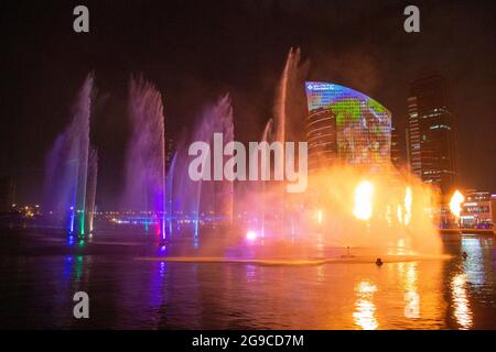 IMAGINE in Dubai Festival City est un spectacle de lumière, de feu d'eau et de magie qui capture l'imagination de chidlren et des adultes. Dubaï, Émirats arabes Unis. Banque D'Images