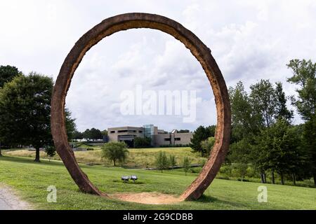 Le musée d'art de Caroline du Nord à Raleigh, NC, États-Unis, vu à travers l'un des cercles de la grande sculpture de Thomas Sayre Gyre. Banque D'Images