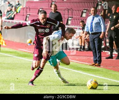 Édimbourg, Royaume-Uni. 25 juillet 2021. Coupe sportive Premier - coeur de Midlothian / Inverness Caledonian Thistle 25/7/2021. Les cœurs accueillent le Thistle Caledonian d'Inverness lors de la coupe Premier Sports au parc tynecastle, à Édimbourg, Midlothian. Pic shows: Inverness Caley en avant, Michael Gardyne, retient Hearts's Right-Back, Michael Smith, en tant que directeur de Hearts, Robbie Neilson et Inverness Caley Manager, Billy Dodds, regarder sur. Crédit : Ian Jacobs/Alay Live News Banque D'Images