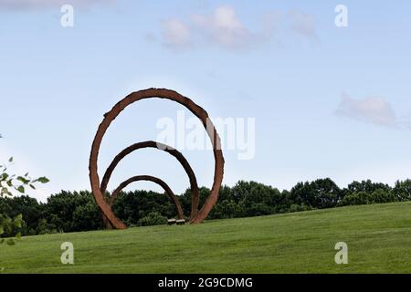 Gyre par Thomas Sayre au Ann and Jim Goodnight Museum Park au North Carolina Museum of Art à Raleigh, NC, États-Unis. Banque D'Images