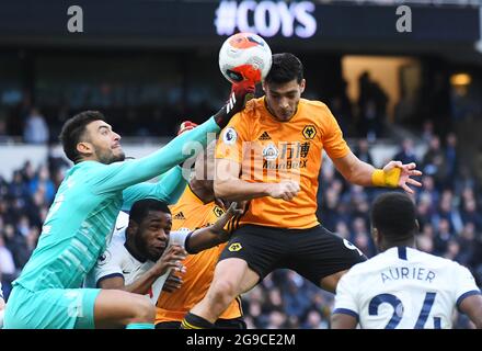 LONDRES, ANGLETERRE - 1er mars 2020 : Paulo Gazzaniga de Tottenham et Raul Jimenez de Wolverhampton photographiés lors du match de la Premier League 2020/21 entre Tottenham Hotspur FC et Wolverhampton FC au stade Tottenham Hotspur. Banque D'Images