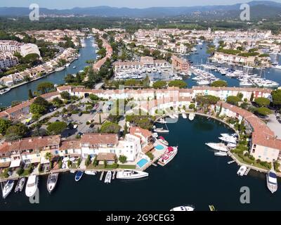Vue aérienne sur les petites maisons et voiliers de Port Grimaud et Port Cogolin, Var, Provence, France, vacances d'été sur la Côte d'Azur Banque D'Images