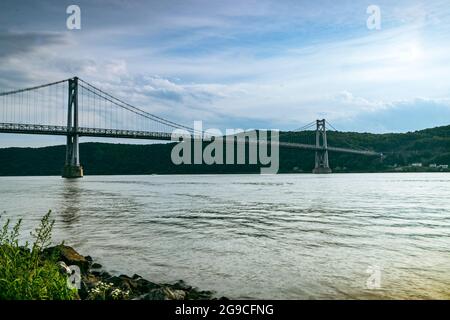 Poughkeepsie, NY - USA - 24 juillet 2021 : vue horizontale du pont Franklin Delano Roosevelt Mid-Hudson est un pont suspendu à péage qui porte U Banque D'Images