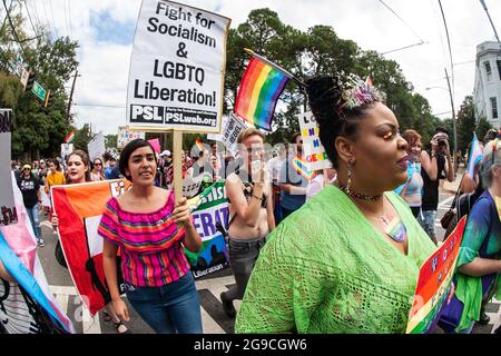 Atlanta, GA, USA - 12 octobre 2019: Les gens marchent avec des panneaux et des bannières près de Piedmont Park, comme ils participent à la Atlanta Transgenre Parade. Banque D'Images