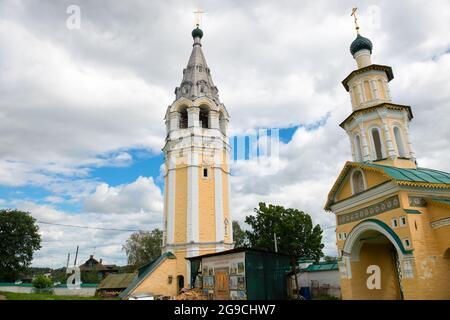 L'ancienne cathédrale de la Résurrection du Christ se ferme un jour ensoleillé de juillet. Tutaev Romanov-Borisoglebsk , Russie Banque D'Images