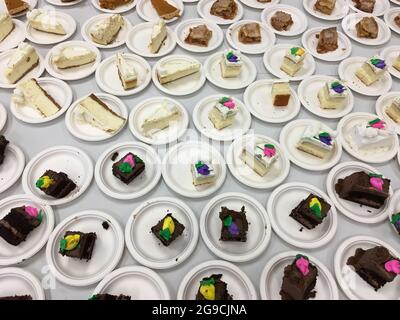 Soupir de bazar couvert de l'église.Assortiment de tranches de gâteau sur des assiettes en papier. Banque D'Images