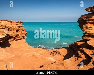 Océan Indien et rouge, falaises de grès érodées, Gantheaume point, Broome, Kimberley, Australie occidentale Banque D'Images