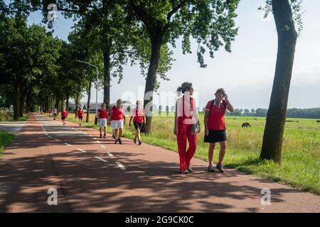 Les participantes ont vu marcher le long de l'itinéraire officiel pendant l'événement. La Vierdaagse, également connue sous le nom de Marches internationales de quatre jours, le plus grand événement de marche de plusieurs jours au monde qui serait célébré chaque année, mais en raison de la situation sanitaire actuelle, pour la deuxième année consécutive, l'événement a été annulé. Cependant, le KWBN (Koninklijke Wandel Bond Nederland) a organisé la 'alternative Vierdaagse', à laquelle tout le monde pourrait se joindre, en choisissant une distance entre 10 et 50 km, et une route quelque part aux pays-Bas. La participation à l'alternative quatre jours Marches est gratuite. Rouleaux d'entraînement Banque D'Images