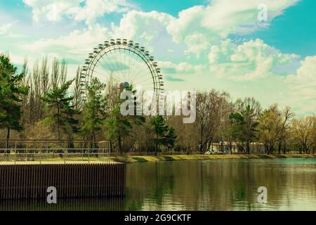 Moscou, Russie avril 18 2021: Izmailovsky parc vue sur l'étang sur la grande roue de ferris sur fond de nature Banque D'Images