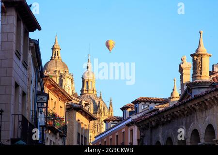 Une montgolfière survole la cathédrale de Ségovie et l'église San Martin. Ségovie, Espagne. Banque D'Images