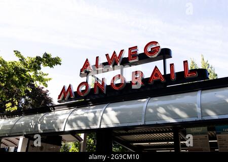 Le panneau devant l'entrée de la gare Monorail au Seattle Center à Seattle, Washington, Etats-Unis. Banque D'Images