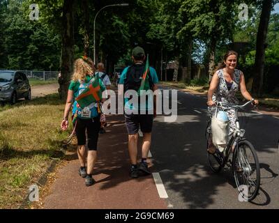 Les participants se promeuvent devant une dame à vélo pendant l'événement. La Vierdaagse, également connue sous le nom de Marches internationales de quatre jours, la plus grande manifestation de randonnée de plusieurs jours au monde qui serait célébrée chaque année, mais en raison de la situation sanitaire actuelle, pour la deuxième année consécutive, l'événement a été annulé. Cependant, le KWBN (Koninklijke Wandel Bond Nederland) a organisé la 'alternative Vierdaagse', à laquelle tout le monde pourrait se joindre, en choisissant une distance entre 10 et 50 km, et une route quelque part aux pays-Bas. La participation à l'alternative quatre jours Marches est gratuite. Les rouleaux d'entraînement sont accessibles Banque D'Images