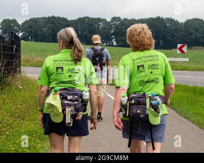 Les participantes ont vu marcher pendant l'événement.la Vierdaagse, également connue sous le nom de Marches internationales de quatre jours, la plus grande manifestation de randonnée de plusieurs jours au monde qui serait célébrée chaque année, mais en raison de la situation sanitaire actuelle, pour la deuxième année consécutive, l'événement a été annulé. Cependant, le KWBN (Koninklijke Wandel Bond Nederland) a organisé la 'alternative Vierdaagse', à laquelle tout le monde pourrait se joindre, en choisissant une distance entre 10 et 50 km, et une route quelque part aux pays-Bas. La participation à l'alternative quatre jours Marches est gratuite. Les rouleaux d'entraînement ont accès à une applica Banque D'Images