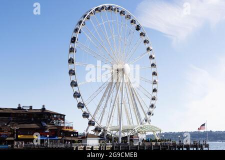 La Grande roue, une grande roue géante sur le front de mer au Pier 57 à Seattle, Washington, États-Unis. Banque D'Images