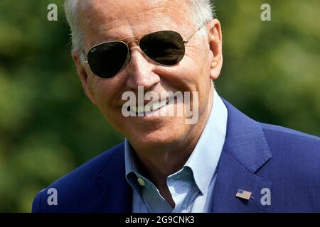 Washington, Vereinigte Staaten. 25 juillet 2021. Le président des États-Unis Joe Biden sourit alors qu'il marche sur la pelouse sud de la Maison Blanche à son retour à Washington, DC du Delaware le 25 juillet 2021. Credit: Yuri Gripas/Pool via CNP/dpa/Alay Live News Banque D'Images