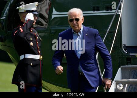 Washington, Vereinigte Staaten. 25 juillet 2021. Le président des États-Unis Joe Biden marche sur la pelouse sud de la Maison Blanche à son retour à Washington, DC du Delaware le 25 juillet 2021. Credit: Yuri Gripas/Pool via CNP/dpa/Alay Live News Banque D'Images