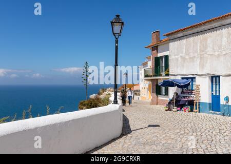 Nazaré, Portugal - 28 juin 2021: Vue sur l'océan depuis la Rua do Horizonte, Miradouro do Suberco à Sitio da Nazaré Banque D'Images