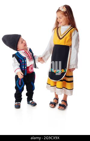 Garçon et fille en costumes traditionnels de folklore bulgare. Enfants heureux, frère et sœur posant. Banque D'Images