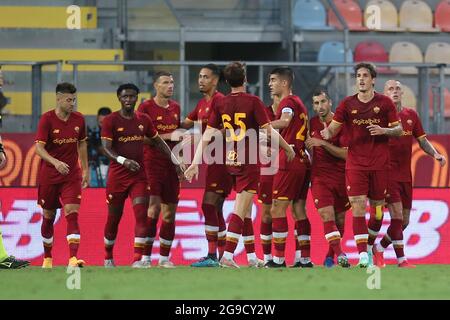 Frosinone, Italie. 25 juillet 2021. FROSINONE, Italie - 25.7.2021:AS ROMA FÊTE SON SCORE lors du match de football italien entre ROMA et DEBRECEM au Benito Stirpe à Frosinone. Crédit : Agence photo indépendante/Alamy Live News Banque D'Images