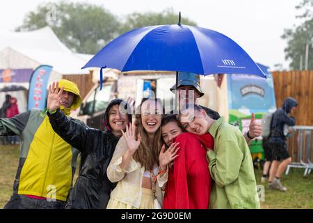 Standon, Hertfordshire, Royaume-Uni. 25 juillet 2021. Les gens sont pris dans la pluie torrentielle et le tonnerre à Standon appel Music festival crédit: Julian Eales/Alay Live News Banque D'Images