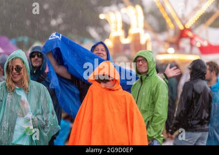 Standon, Hertfordshire, Royaume-Uni. 25 juillet 2021. Les gens sont pris dans la pluie torrentielle et le tonnerre à Standon appel Music festival crédit: Julian Eales/Alay Live News Banque D'Images