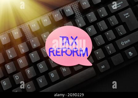 Texte d'écriture réforme fiscale. Photo conceptuelle politique gouvernementale au sujet de la perception des impôts avec les propriétaires d'entreprises navigation et exploration en ligne Banque D'Images