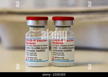 Londres, Royaume-Uni. 18 juillet 2021. Flacons contenant le vaccin Moderna Covid-19 vus dans un centre de vaccination de Londres. (Image de crédit : © Dinendra Haria/SOPA Images via ZUMA Press Wire) Banque D'Images