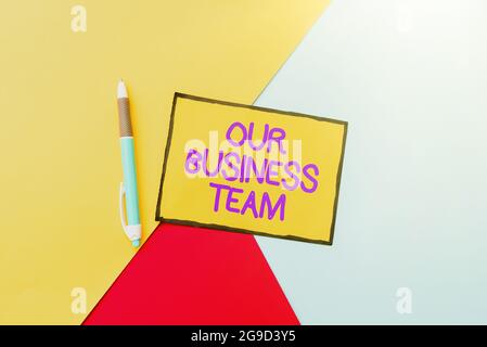 Signer à la main notre équipe commerciale. Réunion conceptuelle de photo et brainstorming, partenariat stratégique, crowdfunding, succès coloré Perpective Banque D'Images