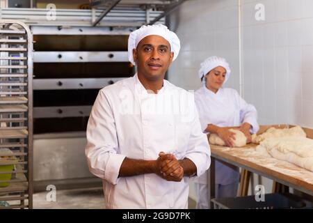 Portrait d'un chef latino confiant dans la boulangerie Banque D'Images