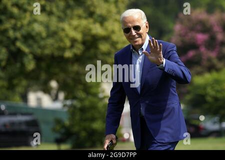 Washington, États-Unis. 25 juillet 2021. Le président américain Joe Biden se délase alors qu'il marche sur la pelouse sud de la Maison Blanche à son retour à Washington, DC du Delaware, le dimanche 25 juillet 2021. Photo par Yuri Gripas/UPI crédit: UPI/Alay Live News Banque D'Images