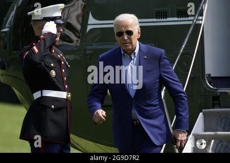 Washington, États-Unis. 25 juillet 2021. Le président américain Joe Biden revient sur la pelouse sud de la Maison Blanche à son retour à Washington, DC du Delaware le dimanche 25 juillet 2021. Photo par Yuri Gripas/UPI crédit: UPI/Alay Live News Banque D'Images