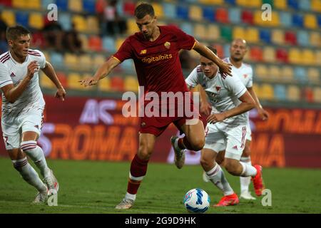 Frosinone, Italie. 25 juillet 2021. Frosinone, Italie juillet 25 2021. Edin Dzeko (Roma) en action pendant le match amical entre AS Roma et DVSC au Stadio Benito Stirpe. (Photo de Giuseppe Fama/Pacific Press) crédit: Pacific Press Media production Corp./Alay Live News Banque D'Images