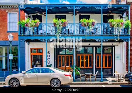 Un balcon en fer forgé est photographié au SOCU Southern Kitchen and Bar, sur Dauphin Street, le 23 juillet 1973, à Mobile, Alabama. Banque D'Images