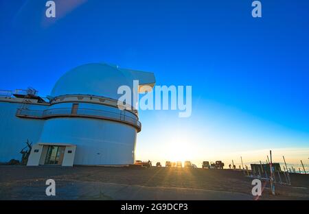 Hawaï, États-Unis. - 14 juin 2019 : au coucher du soleil, de nombreux jeeps sont garés à côté de l'observatoire au sommet de la montagne. Observatoire Mauna Kea, Big Island, Hawa Banque D'Images