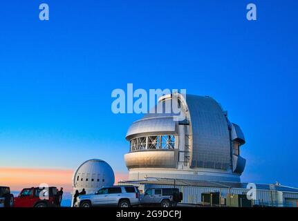 Hawaï, États-Unis. - 14 juin 2019 : au coucher du soleil, de nombreux jeeps sont garés à côté de l'observatoire au sommet de la montagne. Observatoire Mauna Kea, Big Island, Hawa Banque D'Images