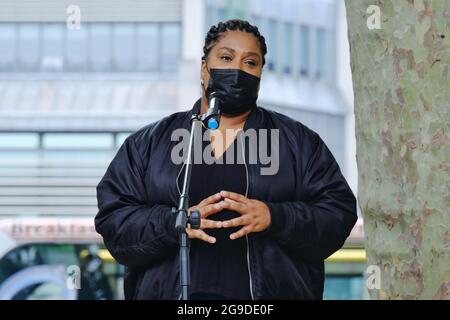 Le député travailliste Bell Ribeiro-Addy parle lors d'un rassemblement Halte à la haine en Asie à Londres, où les crimes haineux ont augmenté de 300 % au cours de la pandémie de Covid Banque D'Images