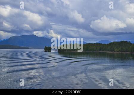 Les ondulations laissées par le bateau de croisière naviguant à travers le lac. Beauté tranquille. Le bateau de croisière navigue à travers les fjords du Canada, avec des vues le long du Banque D'Images