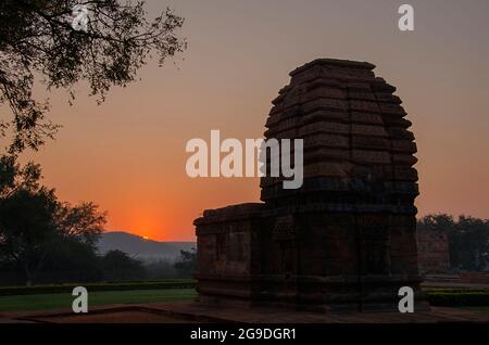 Magnifique lever de soleil au temple de Badami Banque D'Images