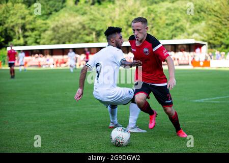 Jamie Latham de Trefelin en action. Trefelin v Swansea City u23 convivial au parc Ynys le 20 juillet 2021. Crédit : Lewis Mitchell Banque D'Images