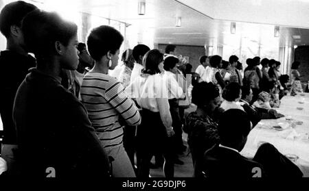 24 mai 1969, Lake Forest, Illinois, États-Unis: Des étudiants afro-américains du nouveau groupe BSBA (Black Students for Black action) interrompent un dîner de fin de semaine des parents au Lake Forest College à Lake Forest, Illinois, le samedi 24 mai 1969. (Image de crédit : © Mark Hertzberg/ZUMA Press Wire) Banque D'Images