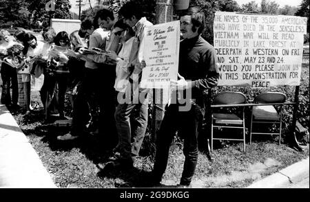 24 mai 1969, Lake Forest, Illinois, États-Unis : les noms des soldats tués dans la guerre du Vietnam sont lus par des étudiants du Lake Forest College, dans le centre-ville de Lake Forest, Illinois, une banlieue riche de Chicago, le 24 mai 1969. (Image de crédit : © Mark Hertzberg/ZUMA Press Wire) Banque D'Images