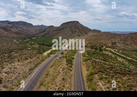 Aventure avec vue aérienne sur la route du désert de l'asphalte à travers le désert aride Banque D'Images