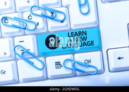 Texte montrant l'inspiration apprendre UNE nouvelle langue. Mot pour la capacité de communiquer dans la langue seconde ou étrangère rédaction de commentaires sur UN média social Banque D'Images